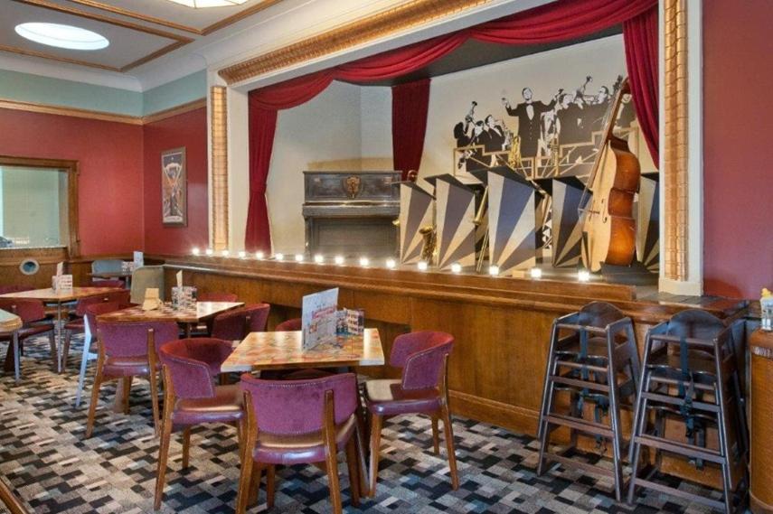 The Greenwood Hotel - Wetherspoon Northolt  Esterno foto